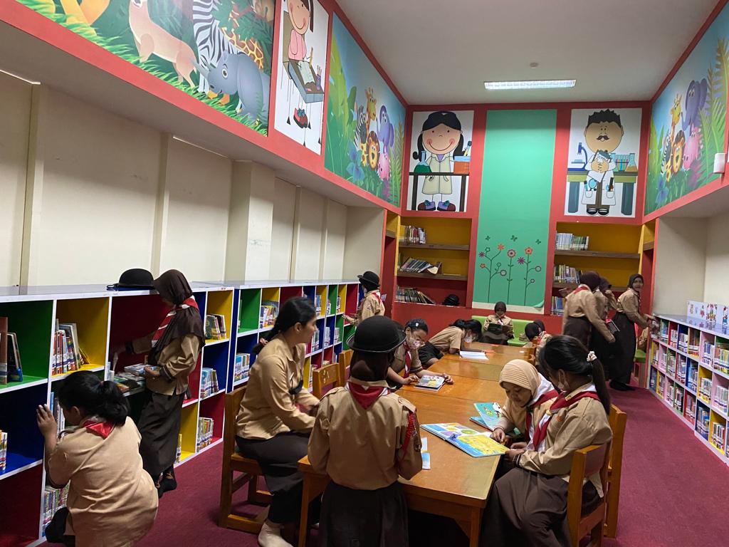 Wisata Literasi Ke Perpustakaan Petojo Enclek